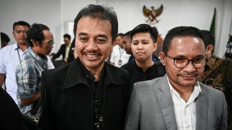 Tersangka kasus dugaan fitnah dan pencemaran nama baik terkait keaslian ijazah Presiden ke-7 RI Joko Widodo, Roy Suryo (kiri) berjalan keluar usai menghadiri sidang perdana praperadilannya di Pengadilan Negeri Jakarta Selatan, Jakarta, Senin (29/6/2026). [ANTARA FOTO/Fauzan/YU]