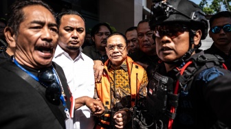 Bupati Pati nonaktif Sudewo (tengah) berjalan keluar usai menjalani sidang putusan sela di Pengadilan Tipikor, Semarang, Jawa Tengah, Senin (29/6/2026). [ANTARA FOTO/Aprillio Akbar]