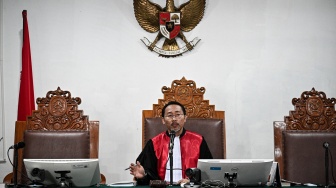 Hakim tunggal I Ketut Darpawan memimpin sidang perdana praperadilan atas penangkapan tersangka kasus dugaan fitnah dan pencemaran nama baik terkait keaslian ijazah Presiden ke-7 RI Joko Widodo, Roy Suryo di Pengadilan Negeri Jakarta Selatan, Jakarta, Senin (29/6/2026). [ANTARA FOTO/Fauzan/YU]