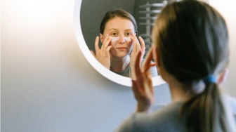 Bye Garis Halus! 5 Eye Patch Retinol untuk Area Mata Awet Muda