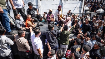Bupati Pati nonaktif Sudewo (kedua kiri) menyapa pendukungnya dari kendaraan taktis Korps Brimob usai sidang putusan sela di Pengadilan Tipikor, Semarang, Jawa Tengah, Senin (29/6/2026). [ANTARA FOTO/Aprillio Akbar]