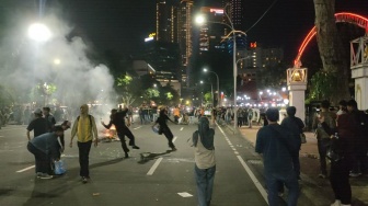 Ricuh Demo Grahadi Surabaya, Massa Berhoodie dan Bermasker Diduga Jadi Pemicu Kerusuhan