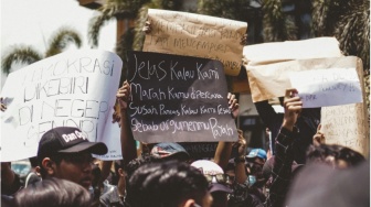Uang dan Kerusakan Integritas: Seberapa Murah Harga Kehormatan Kita?