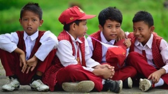 Hanya Dapat 3 Murid Baru, Kisah Guru Pelosok Sulawesi Selatan Harus Jemput Siswa