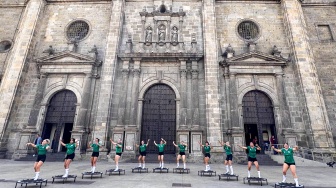 Sejumlah warga menari di depan Katedral Guadalajara, kawasan Centro Historico atau Pusat Bersejarah Kota Guadalajara, Jalisco, Meksiko, Sabtu (27/6/2026) waktu setempat. [ANTARA FOTO/Aditya Pradana Putra/bar]