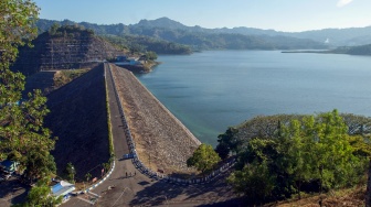 Warga menikmati pemandangan di sekitar Waduk Wonorejo, Tulungagung, Jawa Timur, Senin (29/6/2026). [ANTARA FOTO/Destyan Sujarwoko/hma]