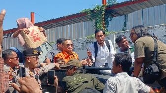 Hakim Tolak Eksepsi Sudewo, Massa Ngamuk Kepung Rantis Brimob Usai Insiden Pemukulan Petugas KPK