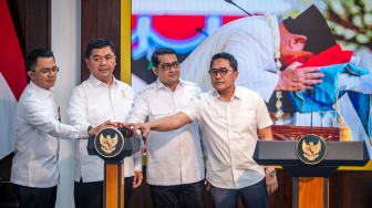 Menteri Ekonomi Kreatif Teuku Riefky Harsya (kedua kanan), Wakil Menteri Sekretaris Negara (Wamensesneg) Juri Ardiantoro (kedua kiri), Sekretaris Presiden Letjen TNI Ariyo Windutomo (kiri), dan Deputi Bidang Protokol, Pers dan Media Sekretariat Presiden Kemensesneg Yusuf Permana (kanan), menekan tombol pengumuman secara simbolis logo resmi peringatan hari ulang tahun (HUT) ke-81 RI di Kantor Presiden, Kompleks Istana Kepresidenan, Jakarta, Senin (29/6/2026). [ANTARA FOTO/Bayu Pratama S./kye]