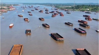 Ironi di Sungai Mahakam: Batu Bara Melaju, Rumah Warga Layu