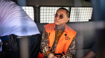 Bupati Pati nonaktif Sudewo berada di dalam mobil tahanan usai menjalani sidang putusan sela di Pengadilan Tipikor, Semarang, Jawa Tengah, Senin (29/6/2026). [ANTARA FOTO/Aprillio Akbar]