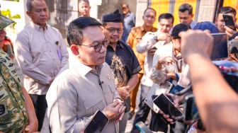 Dudung Takziah ke Rumah Peserta SPPI yang Meninggal, Pastikan Pelatihan Fisik Dihapus!
