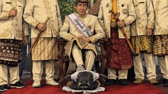 Di Balik Viral Jokowi Injak Kepala Kerbau di Lampung: Tradisi Adat atau Simbol Politik?