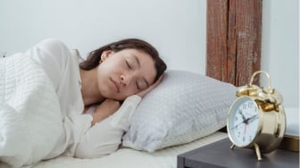 Kamar Gerah Bikin Susah Tidur? Lakukan 7 Trik Sederhana Ini Agar Tetap Sejuk Tanpa AC