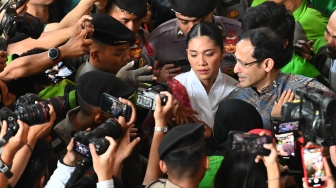 Terdakwa kasus dugaan korupsi pengadaan Chromebook dalam program digitalisasi pendidikan di Kemendikbudristek Nadiem Anwar Makarim (kanan) didampingi istrinya Franka Franklin (kedua kanan) berjalan meninggalkan ruangan seusai mengikuti sidang pembacaan putusan (vonis) di Pengadilan Tipikor, Jakarta, Selasa (30/6/2026). [ANTARA FOTO/M Risyal Hidayat/nz]