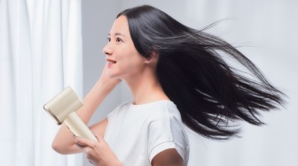 Begini Cara Keringkan Rambut Pakai Hair Dryer Tanpa Khawatir Overheat