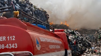 Lautaran Api di TPA Jatiwaringin Tangerang, 6 Armada Damkar Dikerahkan ke Lokasi