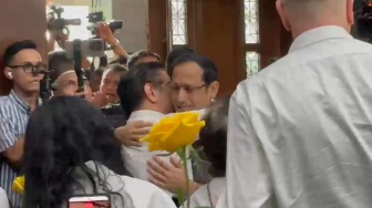 Masuk Ruang Sidang Disambut Mawar Kuning, Momen Haru Nadiem Makarim Jelang Putusan