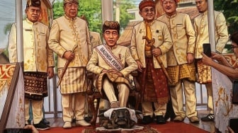 Sandi Politik di Bumi Ruwa Jurai: Mengapa Jokowi Akhirnya Berseragam PSI?