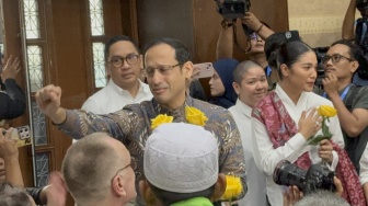 Mawar Kuning dan Tangis Haru Nadiem Makarim Jelang Sidang Vonis