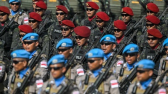 Anggota Polri dari Korps Brimob melakukan defile pada peringatan HUT Ke-80 Bhayangkara di Pusat Latihan Brimob Polri, Cikeas, Bogor, Jawa Barat, Rabu (1/7/2026). [ANTARA FOTO/Bayu Pratama S/tom]