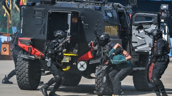 Anggota Polri dari Korps Brimob memperagakan simulasi penangkapan saat peringatan HUT Ke-80 Bhayangkara di Pusat Latihan Brimob Polri, Cikeas, Bogor, Jawa Barat, Rabu (1/7/2026). [ANTARA FOTO/Bayu Pratama S/tom]