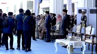 Prabowo Beri Hormat ke Jokowi di HUT ke-80 Bhayangkara
