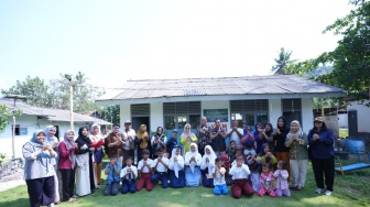 Menembus Lautan, PTBA dan PKBM Pesona Hadirkan Akses Pendidikan di Pulau Tegal