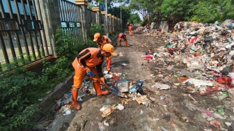 Viral Gunungan Sampah di Cakung Barat, Kelurahan Kerahkan Petugas dan Tutup TPS Liar
