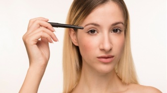 5 Pensil Alis Matic Praktis untuk Daily Makeup: Anti Ribet Tanpa Diserut!