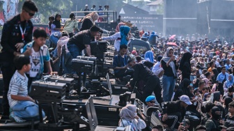 Sejumlah warga menyaksikaan atraksi peringatan HUT Ke-80 Bhayangkara di Pusat Latihan Brimob Polri, Cikeas, Bogor, Jawa Barat, Rabu (1/7/2026). [ANTARA FOTO/Bayu Pratama S/tom]