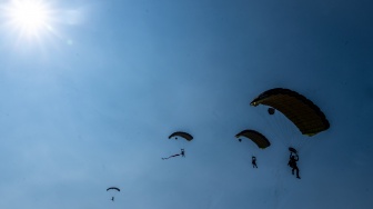 Anggota Polri melakukan atraksi terjun payung pada peringatan HUT Ke-80 Bhayangkara di Pusat Latihan Brimob Polri, Cikeas, Bogor, Jawa Barat, Rabu (1/7/2026). [ANTARA FOTO/Bayu Pratama S/tom]