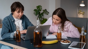 Hustle Culture vs Slow Living: In This Economy, Mana yang Lebih Realistis?