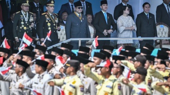 Presiden Prabowo Subianto (ketiga kiri) didampingi Wakil Presiden Gibran Rakabuming Raka (ketiga kanan), Kapolri Jenderal Pol Listyo Sigit Prabowo (kedua kiri), Ketua DPR Puan Maharani (kedua kanan), Ketua DPD Sultan Bachtiar Najamudin (kanan), dan Panglima TNI Jenderal TNI Agus Subiyanto (kiri) menyaksikan defile dalam upacara HUT Ke-80 Bhayangkara di Pusat Latihan Brimob Polri, Cikeas, Bogor, Jawa Barat, Rabu (1/7/2026). [ANTARA FOTO/Bayu Pratama S/tom]