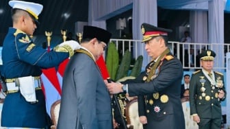 Kapolri Anugerahkan Medali Kehormatan kepada Prabowo