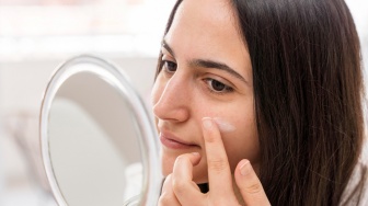 Sunscreen yang Memutihkan Wajah Merek Apa? Ini 5 Rekomendasinya