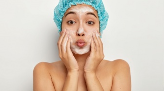 4 Jelly Cleanser untuk Semua Jenis Kulit: Wajah Bersih tanpa Rasa Ketarik!