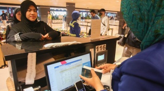 Jamaah calon umrah tengah lapor diri di Terminal 2 F Khusus Umrah dan Haji Bandara Soekarno-Hatta, Tangerang, Banten, Rabu (1/7/2026). [ANTARA FOTO/Muhammad Iqbal/tom]