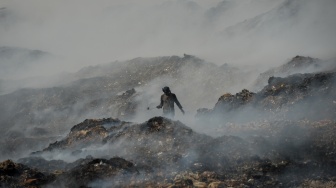 Pemulung memilah sampah pada tumpukan sampah yang terbakar di Tempat Pembuangan Akhir (TPA) Jatiwaringin, Kabupaten Tangerang, Banten, Rabu (1/7/2026). [ANTARA FOTO/Putra M. Akbar/YU]