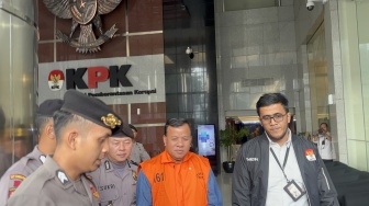 Usai Serahkan Diri, Bupati dan Sekda Kuansing Resmi Pakai Rompi Tahanan KPK