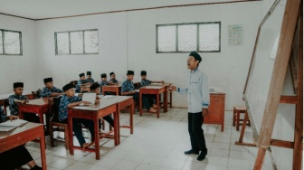 Darurat Kesejahteraan Guru: Mengapa Negara Masih Membiarkan Pendidik Hidup Susah?