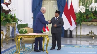 Momen Hangat di Istana, Presiden Belarus Hadiahi Prabowo Pena Emas