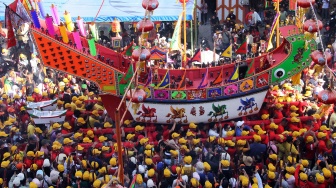 Warga etnis Tionghoa mengarak replika tongkang menuju lokasi tempat ritual pembakaran di Bagansiapiapi, Rokan Hilir, Riau, Rabu (1/7/2026). [ANTARA FOTO/Aswaddy Hamid/agr]