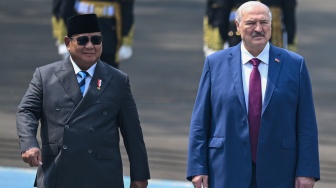 Presiden Prabowo Subianto (kiri) bersama Presiden Belarus Alexandr Lukashenko (kanan) berjalan di Istana Merdeka, Jakarta, Kamis (2/7/2026). [ANTARA FOTO/Galih Pradipta/nym]

