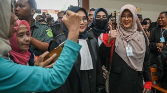 Terdakwa kasus dugaan fitnah dan pencemaran nama baik terkait keaslian ijazah Presiden ke-7 RI Joko Widodo, Tifauzia Tyassuma atau Dokter Tifa (kanan) tiba untuk menjalani sidang perdananya di Pengadilan Negeri Jakarta Timur, Jakarta, Kamis (2/7/2026). [ANTARA FOTO/Fauzan/bar]
