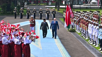 Presiden Prabowo Subianto (tengah) bersama Presiden Belarus Alexandr Lukashenko (kanan) memeriksa pasukan di Istana Merdeka, Jakarta, Kamis (2/7/2026). [ANTARA FOTO/Galih Pradipta/nym]