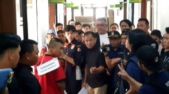 Rekonstruksi Penyekapan di Bandung Ungkap Korban Dipukul Pakai Helm, Besi Meja Hingga Golok