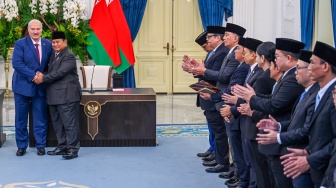 Presiden Prabowo Subianto (kedua kiri) berjabat tangan dengan Presiden Belarus Alexandr Lukashenko (kiri) usai menyampaikan keterangan pers saat kunjungan kenegaraan di Istana Merdeka, Jakarta, Kamis (2/7/2026). [ANTARA FOTO/Galih Pradipta/nym]