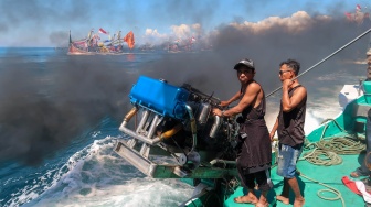 Kru kapal mengoperasikan mesin kapal saat prosesi ritual Petik Laut di Perairan Muncar, Banyuwangi, Jawa Timur, Rabu (1/7/2026). [ANTARA FOTO/Budi Candra Setya/YU]