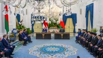 Presiden Prabowo Subianto (tengah, kanan) bersama Presiden Belarus Alexandr Lukashenko (tengah, kiri) menyampaikan keterangan pers saat kunjungan kenegaraan di Istana Merdeka, Jakarta, Kamis (2/7/2026). [ANTARA FOTO/Galih Pradipta/nym]
