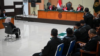 Hakim Ketua Christina Endarwati (tengah) memimpin sidang perdana kasus dugaan fitnah dan pencemaran nama baik terkait keaslian ijazah Presiden ke-7 RI Joko Widodo dengan terdakwa Tifauzia Tyassuma atau Dokter Tifa di Pengadilan Negeri Jakarta Timur, Jakarta, Kamis (2/7/2026). [ANTARA FOTO/Fauzan/bar]